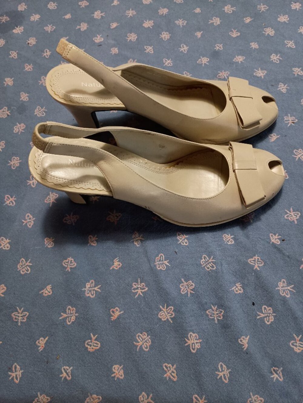 Ladies Naturalizer beige heels 9 1/2N